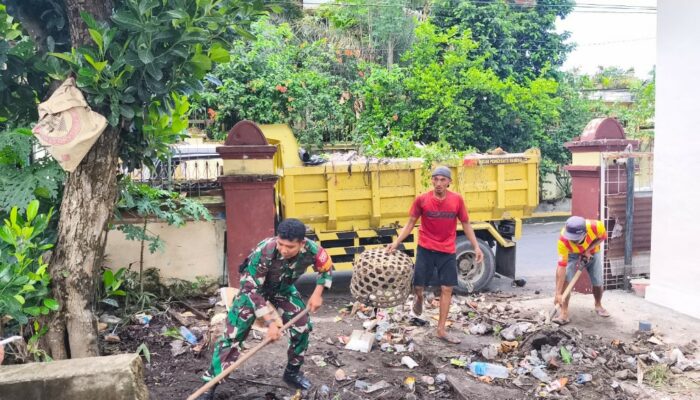Antisipasi Banjir, Babinsa Kekalik Jaya Gerak Cepat Bersihkan Irigasi