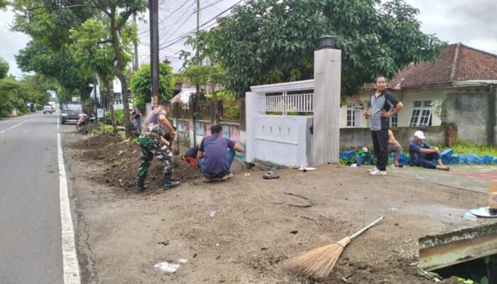 Sinergi Babinsa dan Desa Gelogor Antisipasi Musim Hujan