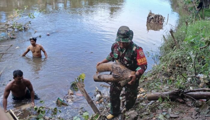 Kolaborasi Babinsa dan Warga Wujudkan Lingkungan Ampenan Bersih