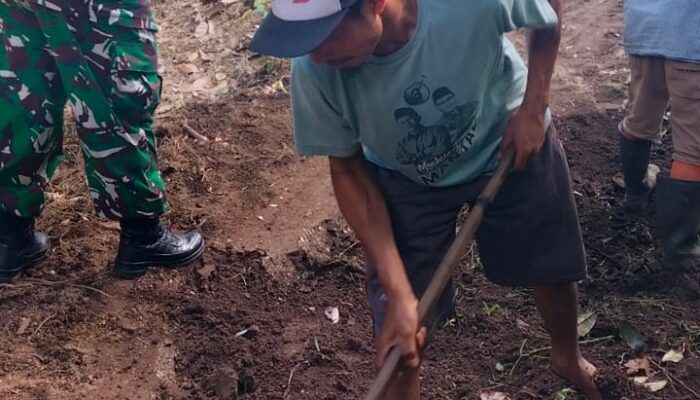 Babinsa dan Warga Genggelang Bangun Akses Demi Ekonomi Desa