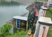 Babinsa Bukit Tinggi Pantau Bendungan Meninting Pasca Hujan Intens